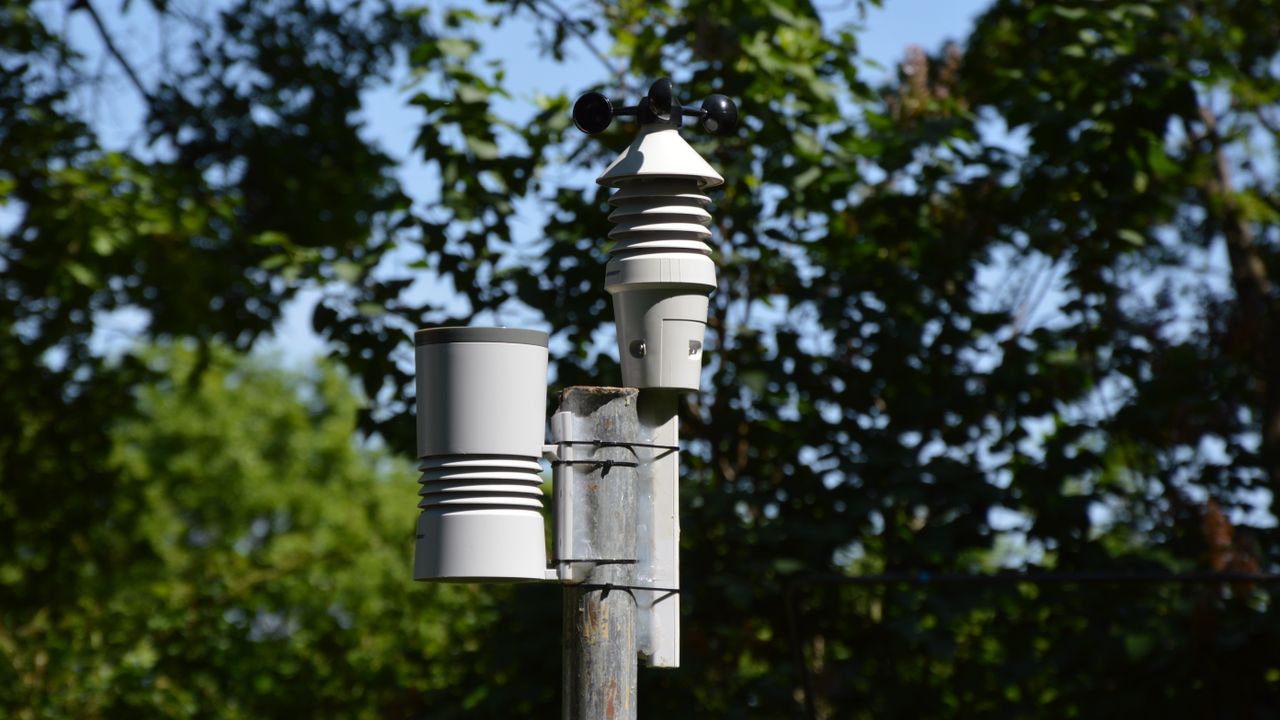 Rüzgâr hızını ölçen anemometre ve rüzgâr gülü