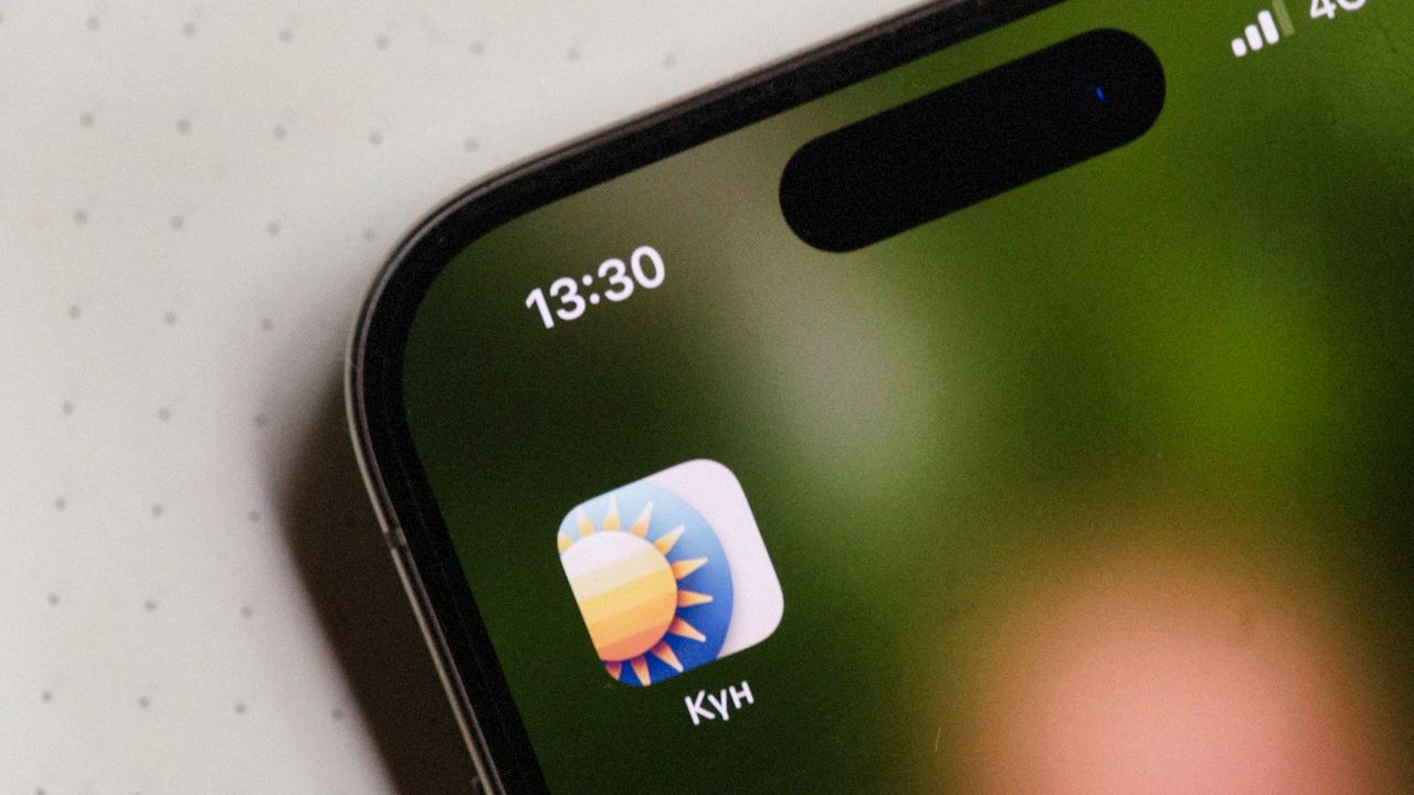 Hava durumu uygulaması gösteren telefon ekranı