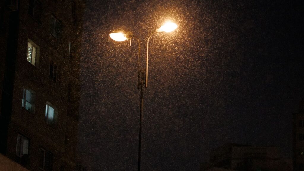 Gece kar yağan şehir sokağı