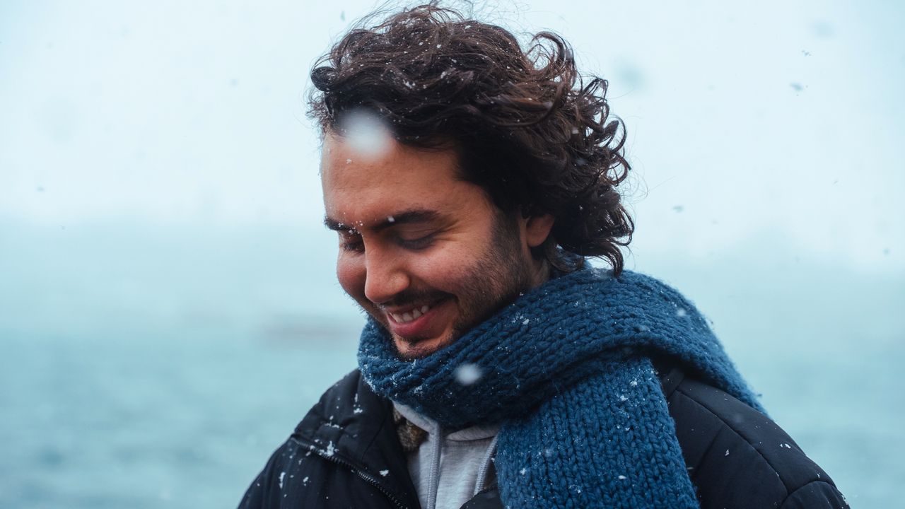 Atkılı bir adam soğuk havada