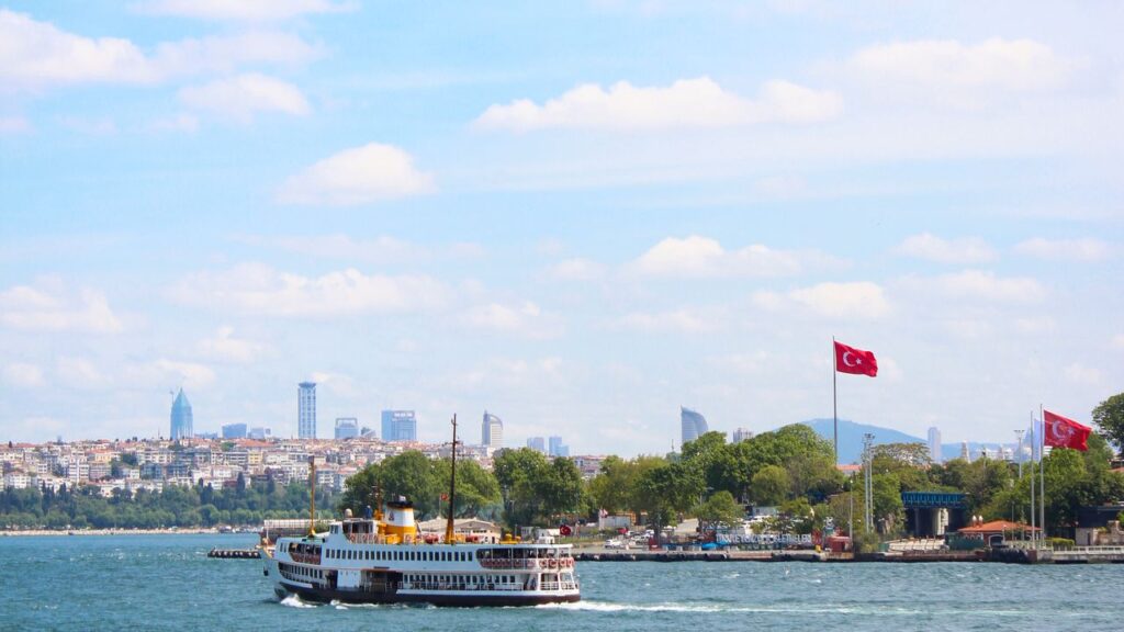 İstanbul Boğazı'nda seyreden vapur